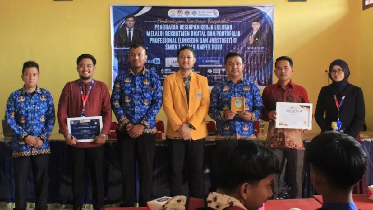 Tim Pengabdian Universitas Negeri Padang foto bersama usai memberikan pelatihan rekrutmen digital dan penyusunan portofolio profesional kepada siswa SMKN 1 Ranah Ampek Hulu di Kabupaten Pesisir Selatan, Jumat (17/7/2026).