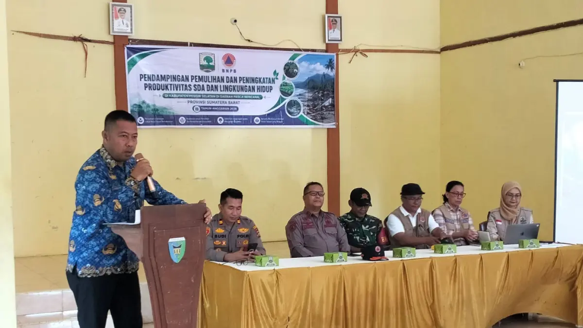 Camat IV Nagari Bayang Utara, Afridal, menyampaikan sambutan saat membuka FGD lintas sektor yang membahas strategi pemulihan sumber daya alam dan lingkungan hidup secara berkelanjutan di Kecamatan IV Nagari Bayang Utara. (DOK Kecamatan IV Nagari Bayang Utara)