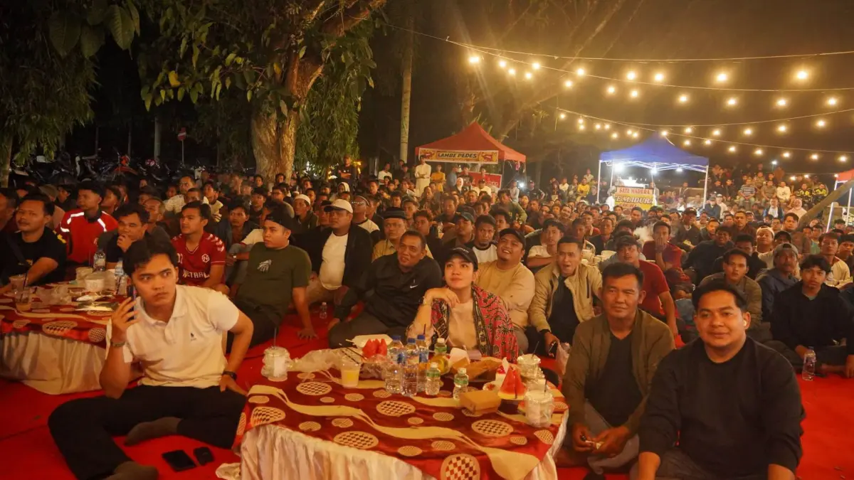 Bupati Dharmasraya Annisa Suci Ramadhani membaur bersama masyarakat saat nonton bareng Final Piala Dunia 2026 di halaman Kantor Bupati Dharmasraya, Senin dini hari (20/7/2026).
