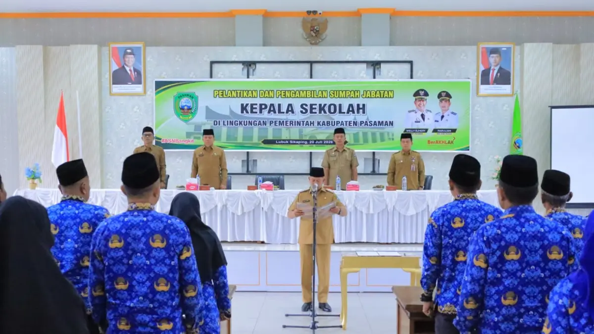 Bupati Pasaman Welly Suhery melantik dan mengambil sumpah jabatan 90 kepala sekolah jenjang SD dan Sekolah Menengah di Aula Lantai III Kantor Bupati Pasaman, Senin (20/7). (DOK PEMKAB PASAMAN)