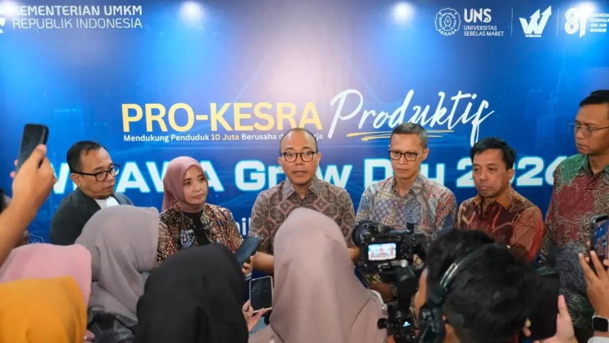 Deputi Kementerian UMKM Riza Damanik diwawancarai wartawan pada WIBAWA Grow Day 2026 di UNS.(Foto: UNS)