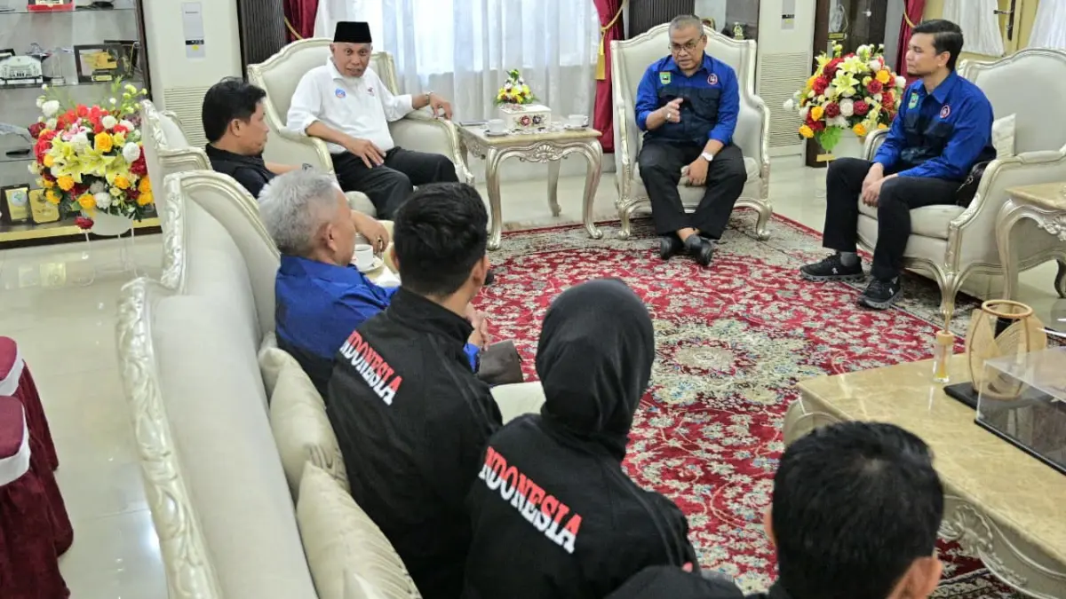Gubernur Sumbar Mahyeldi Ansharullah menerima audiensi karateka peraih medali perunggu 13th SEAKF Karate Championship, Zaimah Arkadina Irsal, bersama pelatih Zelly Heriyanto dan jajaran PB FORKI di Istana Gubernur, Minggu (19/7). (DOK BIRO ADPIM)
