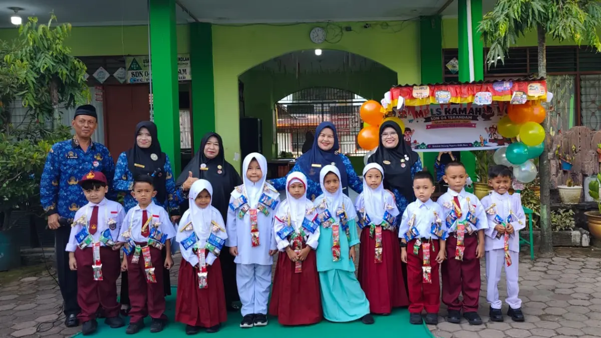 Guru dan murid SD Negeri 04 Tarandam foto bersama pada rangkaian kegiatan MPLS  RAMAH Tahun Ajaran 2026–2027. Kegiatan ini resmi ditutup, Jumat (17/7). (TIM LAMAN GURU)
