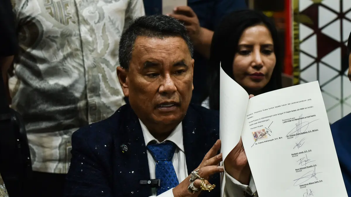 Hotman Paris Hutapea (kiri) mengucapkan kata-kata tidak pantas saat menjawab pertanyaan jurnalis saat konferensi pers di Gedung Jampidsus Kejagung, Jakarta, Jumat (17/7).(FAKHRI HERMANSYAH/ ANTARA FOTO)
