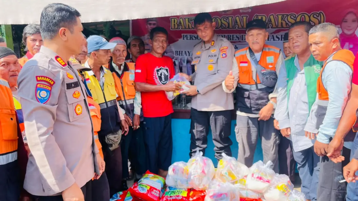 Kapolres Dharmasraya AKBP Kartyana Widyarso Wardoyo menyerahkan bantuan paket sembako kepada pengurus dan anggota komunitas ojek sebagai bentuk kepedulian sosial Polres Dharmasraya, Jumat (17/7/2026).