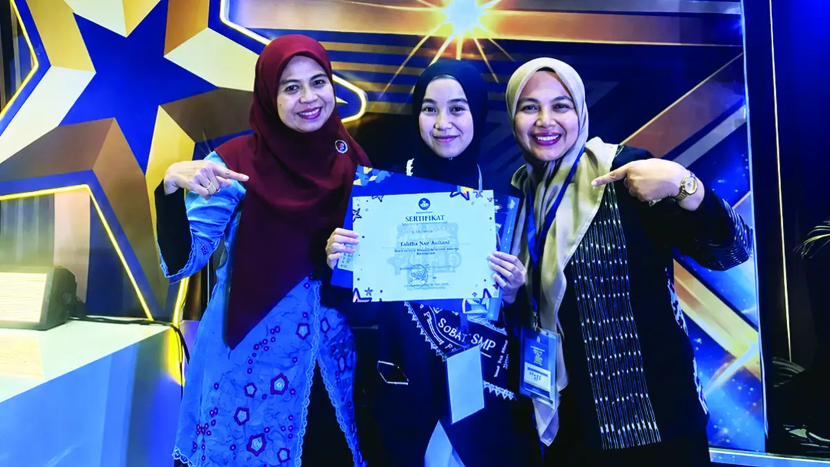 Kepala SMPN 1 Padangpanjang, Sri Dwi Rini Lestari, S.Sn, Hadna (tengah)  dan Solfi Ayuna Putri, S.Sn guru pendamping foto bersama usai mengikuti finalis Bintang Sobat SMP 2026 i Atria Hotel Gading Serpong, Tangerang, Juni lalu. (TIM LAMAN GURU)