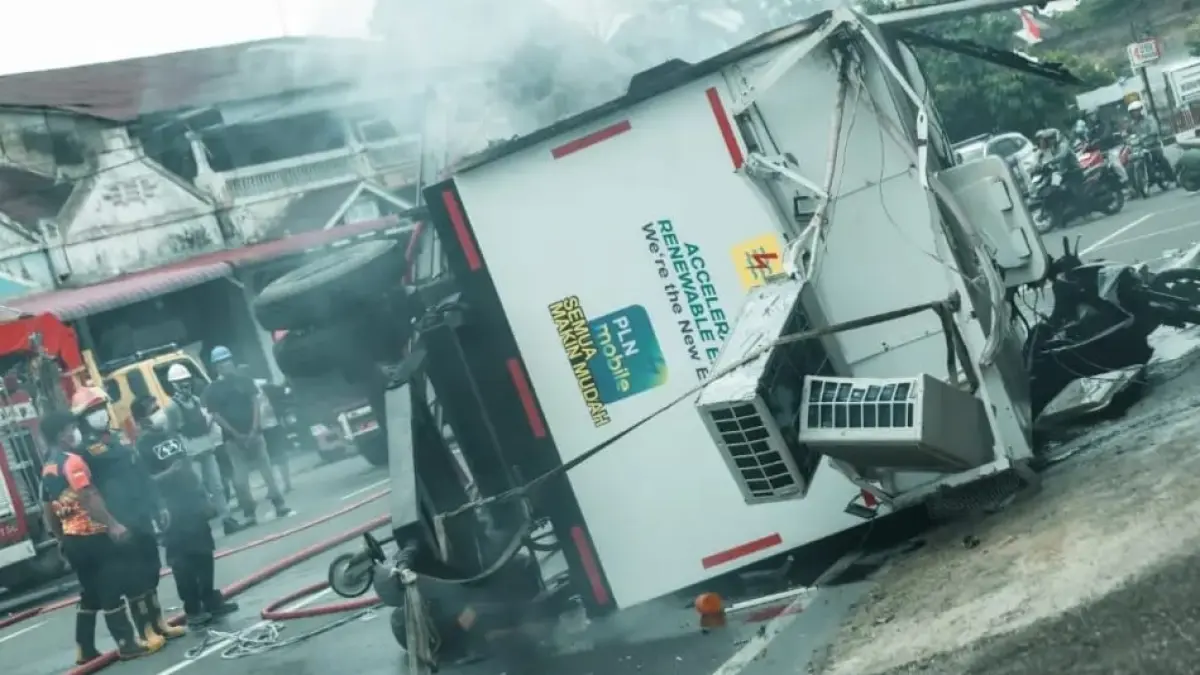 Kondisi Box UPS milik PLN yang mengeluarkan asap lalu terbakar setelah menabrak tiga kendaraan yang terparkir di Jalan Jenderal A. Yani, Simpang Tabuik, Kota Pariaman, Senin (20/7/2026).