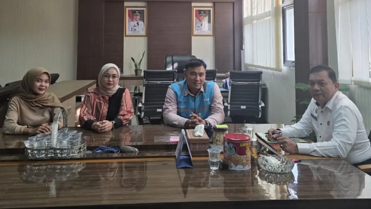 Manager PLN ULP Lubuk Sikaping Irwan Ardianto bersama Sekretaris Daerah Kabupaten Pasaman Yudesri membahas percepatan pengembangan infrastruktur kelistrikan di Kabupaten Pasaman.