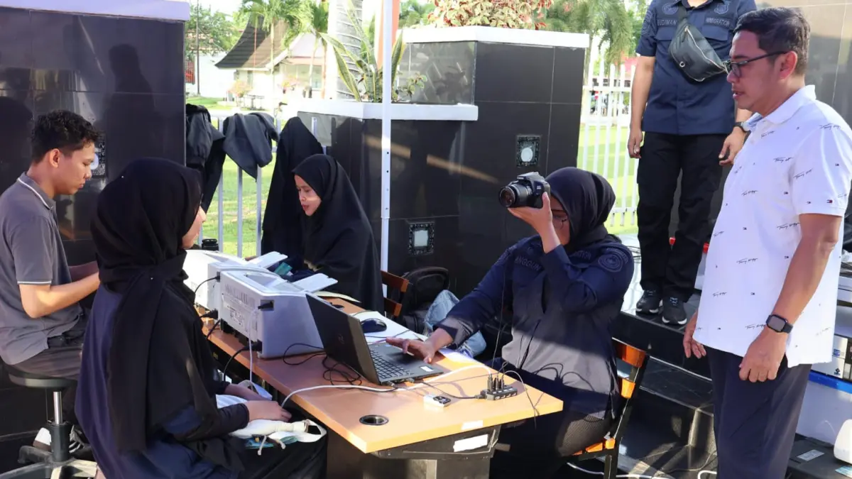 Masyarakat mengurus paspor melalui layanan PASPORIA yang digelar Kantor Imigrasi Kelas I TPI Padang di kawasan Car Free Day, Teras Tugu depan Kantor Gubernur Sumatra Barat, Minggu (19/7/2026).
