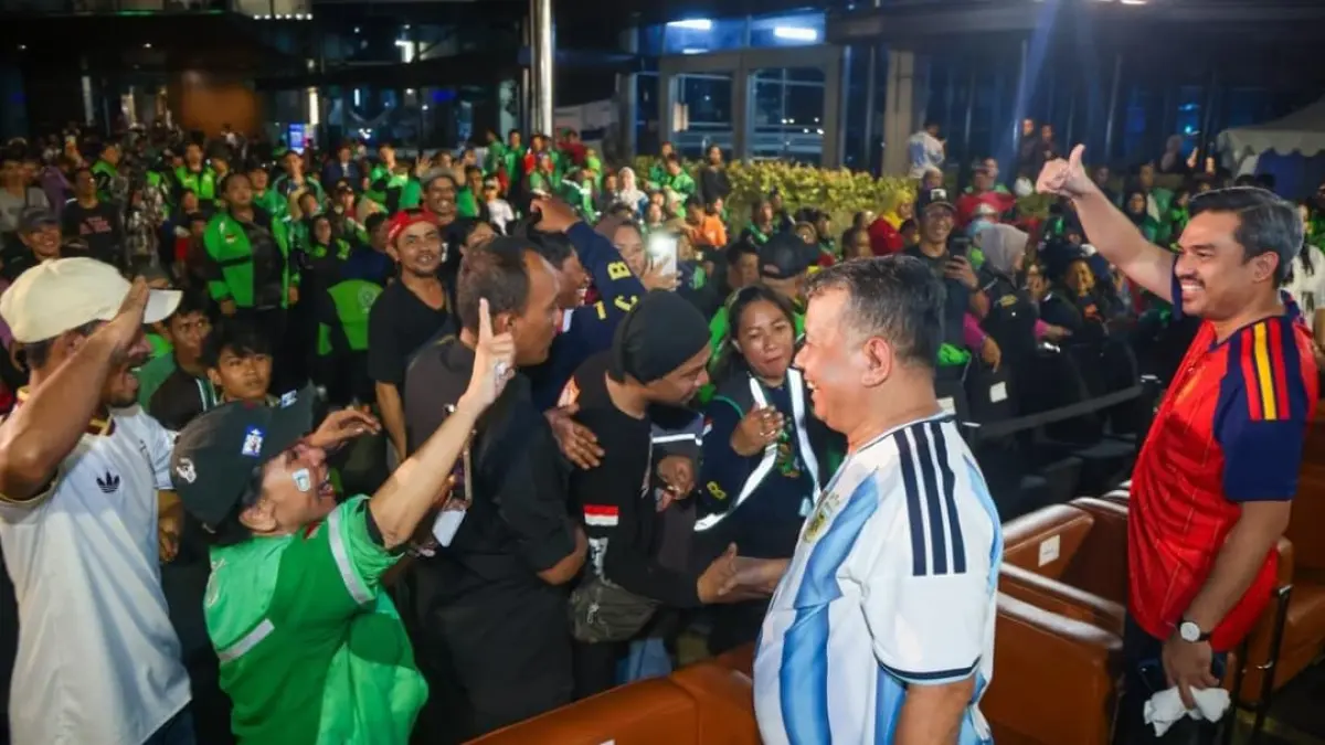 Menteri UMKM Maman Abdurrahman (Jersey Spanyol) bersama ribuan pengemudi ojol mengikuti nobar final Piala Dunia 2026 di Kantor Kementerian UMKM Jakarta.(Foto: Humas)