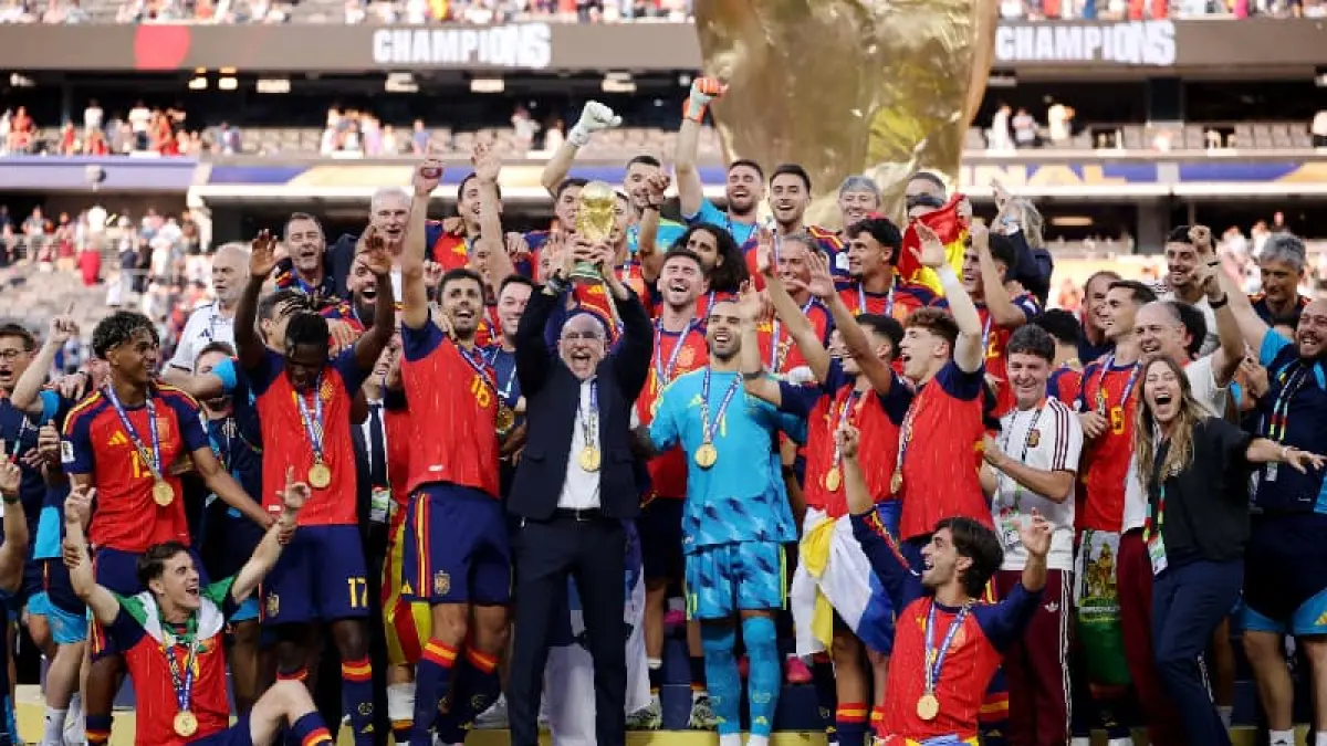 Para pemain Timnas Spanyol merayakan gelar juara Piala Dunia 2026 usai mengalahkan Argentina 1-0 pada laga final. Selanjutnya, Piala Dunia 2030 akan digelar di enam negara.(Foto: X @SEFutbol)
