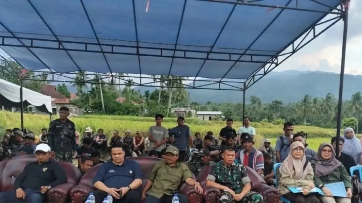 Petani, Pemprov Sumbar, Pemerintah Kabupaten Solok, dan Polri mengikuti Safari Berburu Hama di hamparan sawah Nagari Salayo, Kecamatan Kubung, Kabupaten Solok, Minggu (19/7). (DOK PEMKAB SOLOK)