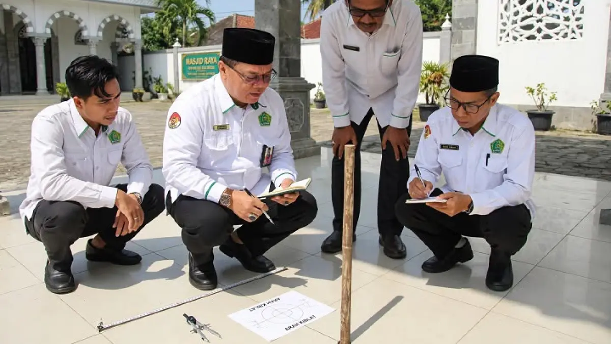Petugas melakukan pengukuran ulang arah kiblat di Kabupaten Solok melalui program Indonesia Berkiblat yang dilaksanakan di lebih dari 700 titik. (Kemenag Kabupaten Solok)