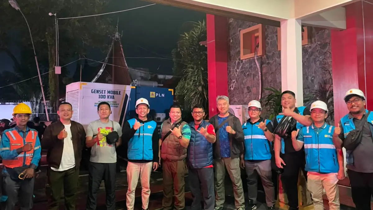 Petugas PLN UID Sumatera Barat memastikan keandalan pasokan listrik selama kegiatan nonton bareng Final Piala Dunia 2026 di Kantor Gubernur Sumatera Barat, Minggu (19/7/2026).