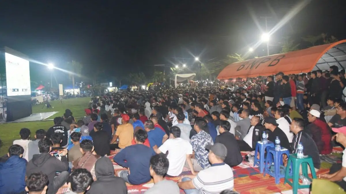 Ribuan warga memadati halaman Balaikota Pariaman saat mengikuti nonton bareng final Piala Dunia 2026 yang digelar Pemerintah Kota Pariaman, Minggu malam (19/7/2026) hingga Senin dini hari.