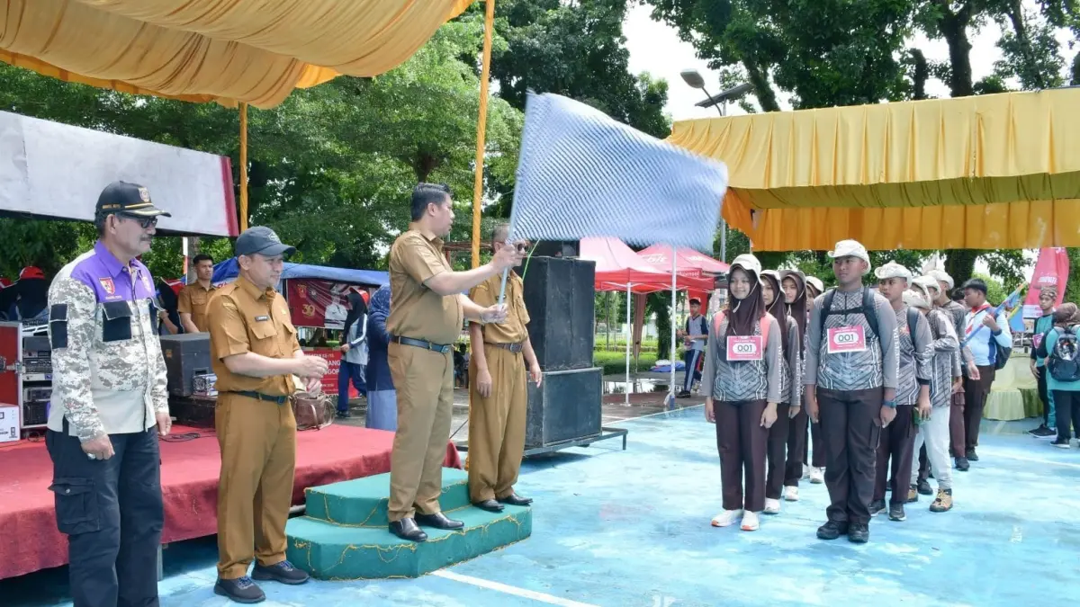 Sekretaris Kabupaten Agam, Mhd Lutfi, melepas peserta Napak Tilas Buya Hamka di GOR Padangbaru, Lubukbasung, Senin (20/7). (DOK PEMKAB AGAM)