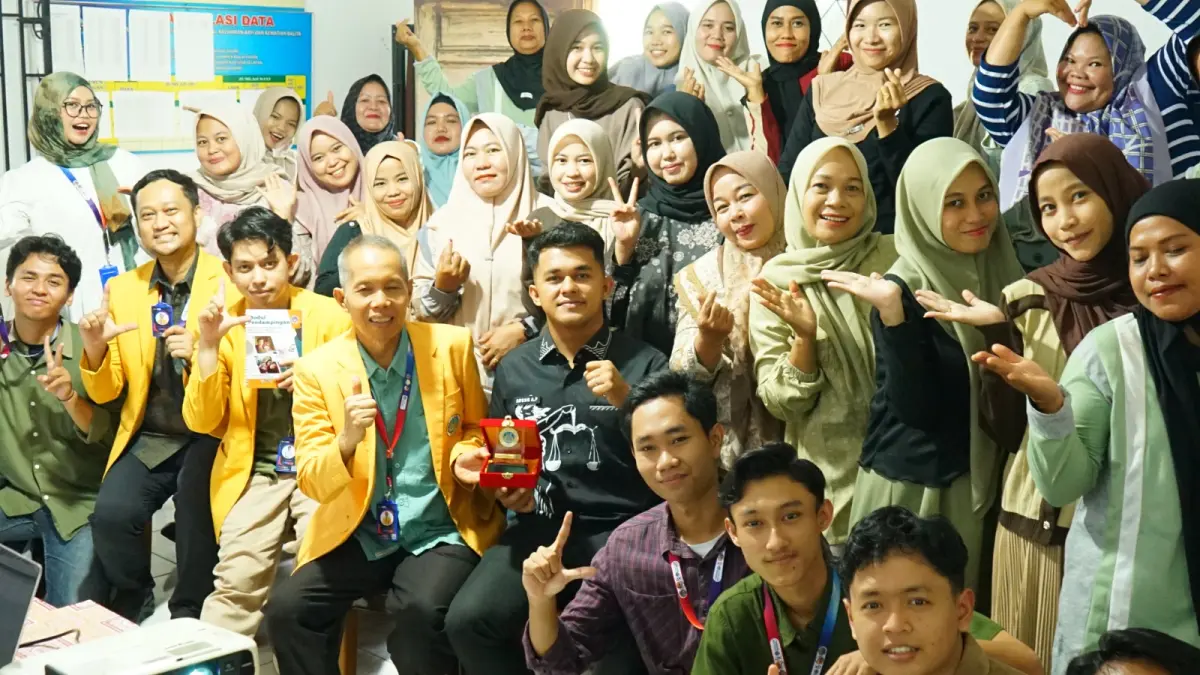 Tim dosen UNP melatih 25 ibu PKK Nagari Ampang Tulak, Pesisir Selatan, memperkuat literasi dan etika digital melalui Program Pengabdian UNP Berdampak, Sabtu (18/7/2026).