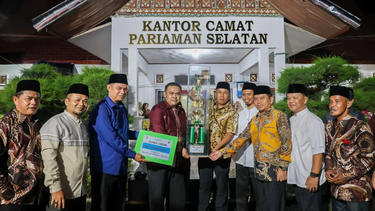 Wakil Wali Kota Pariaman Mulyadi menyerahkan piala juara umum kepada Desa Batang Tajongkek pada penutupan MTQ IX Tingkat Kecamatan Pariaman Selatan, Minggu (19/7/2026) malam. 