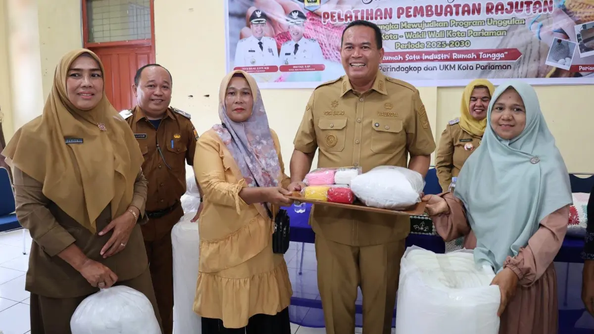 Wali Kota Pariaman Yota Balad membuka pelatihan merajut dan menyerahkan bantuan bahan rajutan kepada peserta di Aula Disperindagkop dan UKM Kota Pariaman, Senin (20/7/2026).