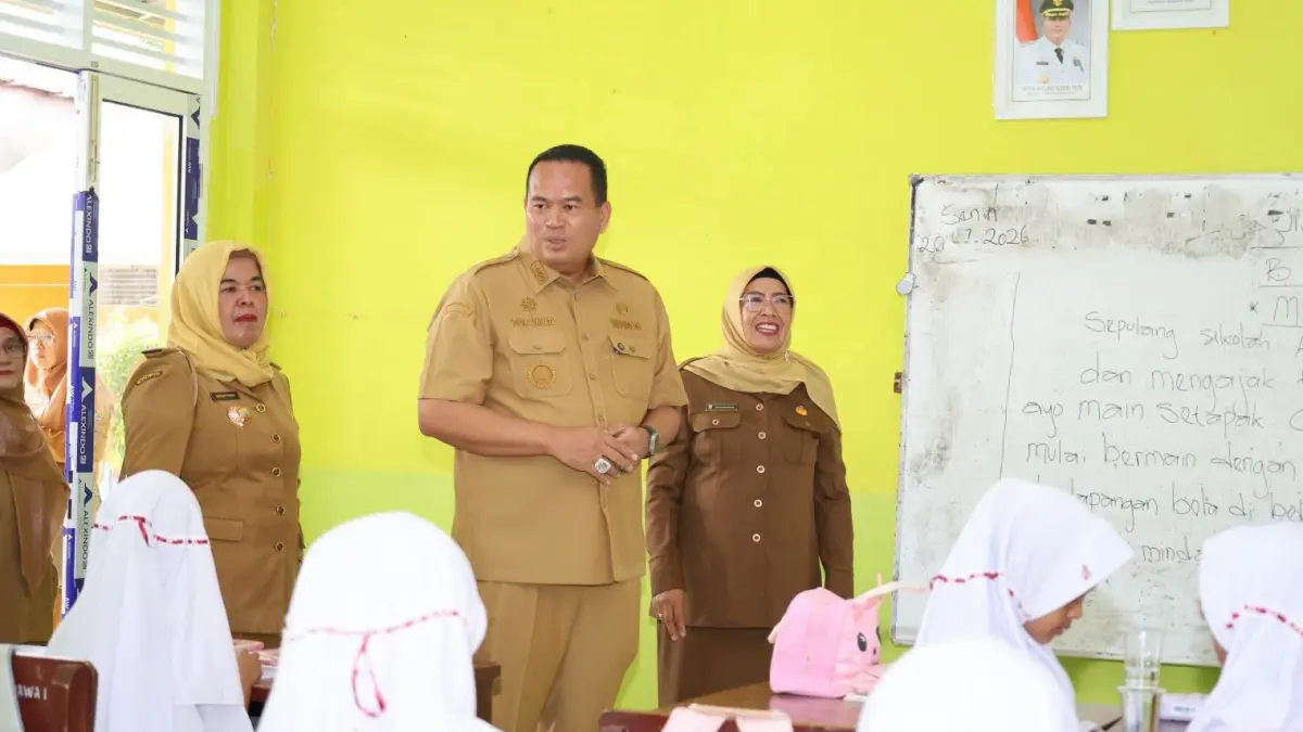 Wali Kota Pariaman Yota Balad meninjau progres revitalisasi sarana pendidikan di SDN 01 Kampung Jawa I, Kota Pariaman, Senin (20/7/2026), untuk memastikan pengerjaan sesuai standar dan target penyelesaian.