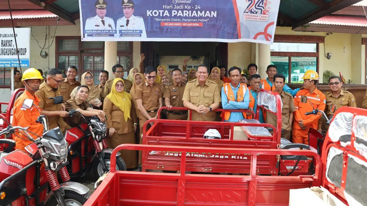 Wali Kota Pariaman Yota Balad menyerahkan tujuh armada kebersihan baru kepada Dinas Perumahan Rakyat, Kawasan Permukiman, dan Lingkungan Hidup Kota Pariaman di Halaman Dinas Perkim LH, Senin (20/7/2026).