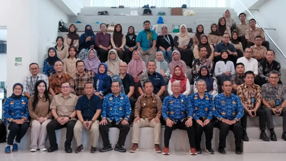 Wamen UMKM Helvi Moraza meninjau fasilitas PLUT KUMKM Kulon Progo dan berdialog dengan pelaku UMKM serta konsultan pendamping.(Foto: Humas)