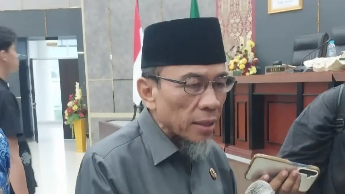 Wawako Padang, Maigus Nasir memberikan keterangan kepada awak media, Senin (20/7). (SUYUDI/PADEK)