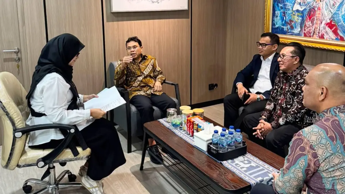 Bupati Tanahdatar Eka Putra didampingi Asisten Perekonomian dan Pembangunan Ten Feri bertemu Direktur Jenderal Perlindungan Kebudayaan dan Tradisi Kementerian Kebudayaan Dr. Restu Gunawan serta Sekretaris Direktorat Jenderal Lita Rahmiati di Jakarta, Senin (20/7). (DOK PEMKAB TANAHDATAR) 