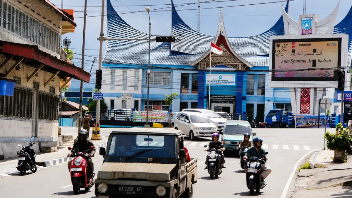 Arus lalu lintas di Jalan Jenderal Sudirman, Kota Padangpanjang. Mulai Rabu (22/7/2026), Pemko Padangpanjang kembali memberlakukan sistem dua arah di ruas jalan tersebut setelah dilakukan evaluasi dan penyesuaian rekayasa lalu lintas.