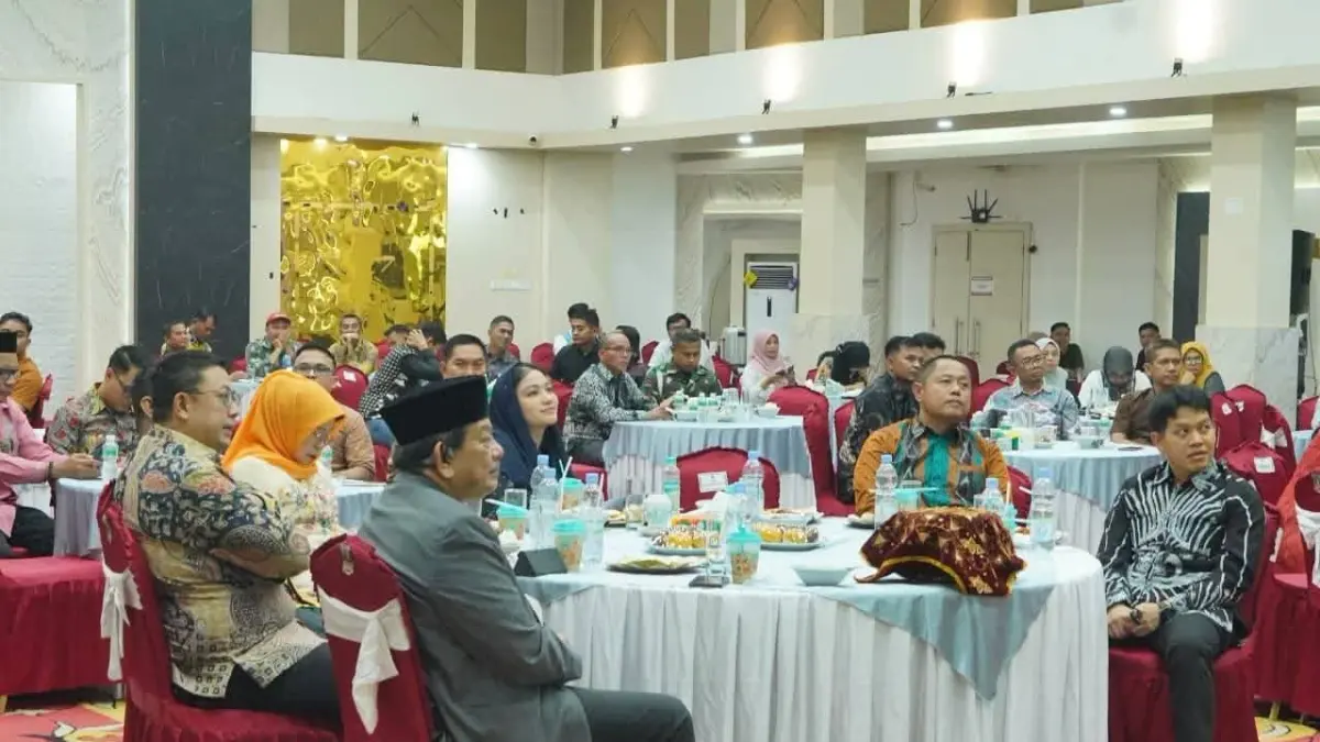 Bupati Dharmasraya Annisa Suci Ramadhani saat menghadiri acara pisah sambut Dandim di Auditorium Dharmasraya, Pulaupunjung, Minggu (20/7). (DOK KOMINFO)