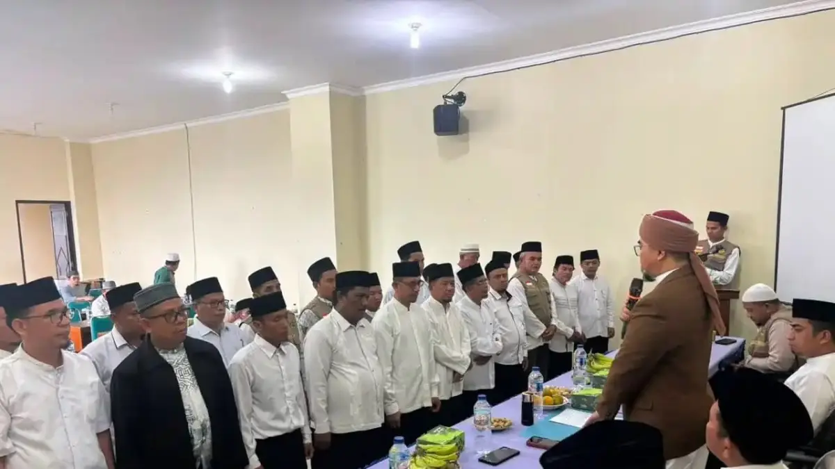Buya H. Dr. Gusrizal Gazahar, mengukuhkan kepengurusan Persaudaraan Mubaligh Solok Raya (PMS) periode baru di Aula Masjid Agung Al-Muhsinin, Kota Solok, Minggu (19/7). (DOK PEMKO SOLOK)