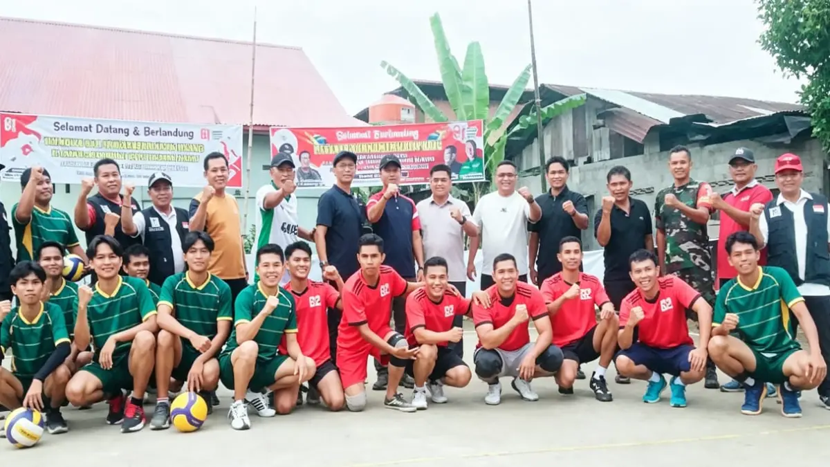 Camat Pauh Yandry didampingi Sekretaris Camat Pauh Eka Saputra membuka Turnamen Bola Voli Antar RT/RW Kelurahan Pisang di Lapangan Voli Koto Parak, Kota Padang, Minggu (19/7/2026).