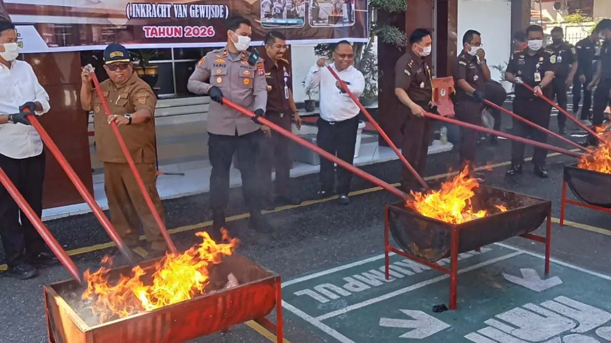Kejari Padang memusnahkan barang bukti dari sejumlah perkara pidana yang telah berkekuatan hukum tetap (inkracht), Selasa (21/7). (SUYUDI/PADEK)