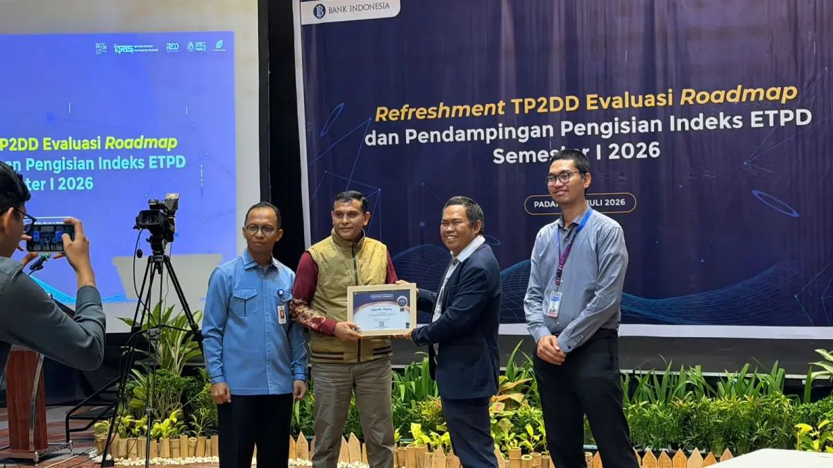 Kepala Bidang Pendapatan Setda Kabupaten Pasaman, Jasmardi, menerima Sertifikat Apresiasi “ Most Improved “ Indeks ETPD Semester I 2026 dari Bank Indonesia Perwakilan Provinsi Sumatera Barat di Hotel Santika Premiere Padang, Minggu (20/7).