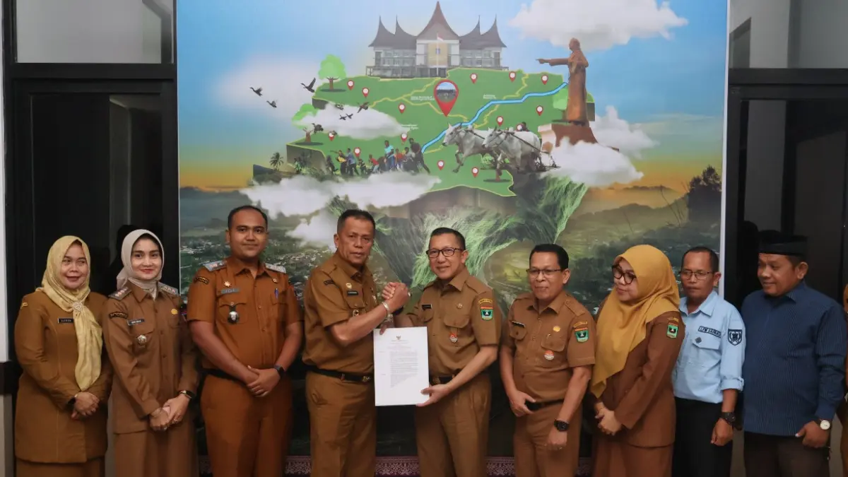 Kepala DPMD Provinsi Sumbar Yozarwardi Usama Putra menyerahkan SK Gubernur tentang Juara I Lomba Kelurahan Tingkat Provinsi Sumatera Barat 2026 kepada Wakil Wali Kota Payakumbuh Elzadaswarman, Senin (20/7/2026).
