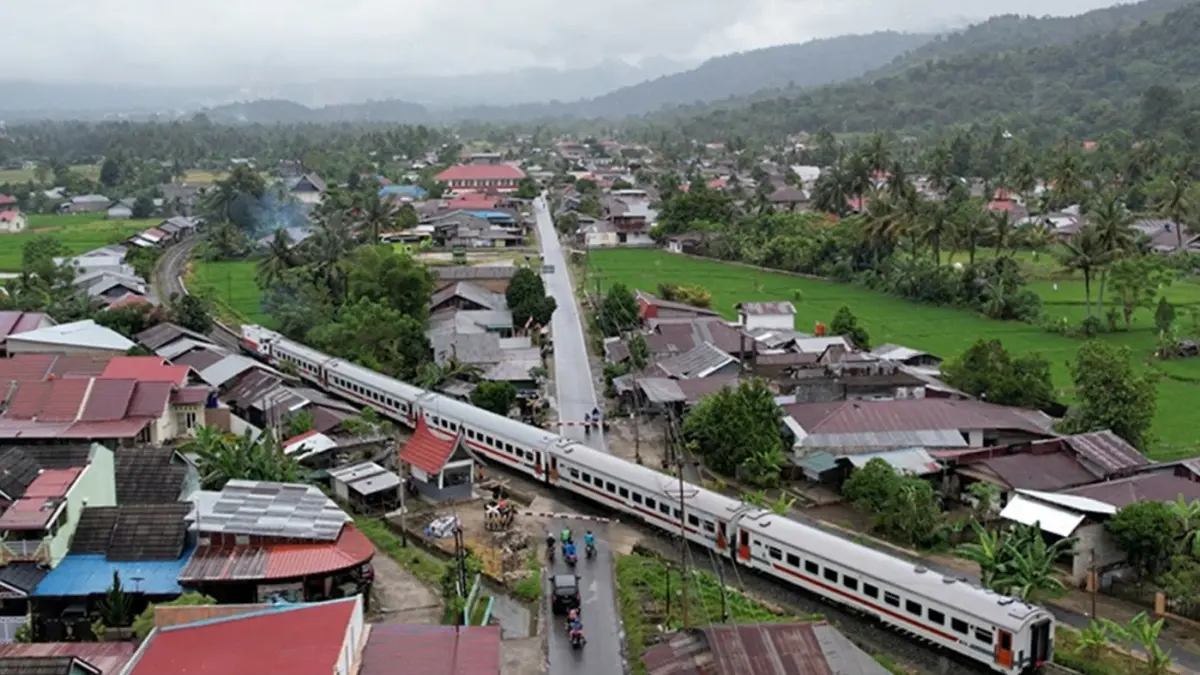 Kereta api melintas di jalur perkeretaapian Sumatera Barat. KAI Divre II Sumbar mencatat jumlah pelanggan terus meningkat dan menilai jaringan rel memiliki potensi besar mendukung konektivitas Pulau Sumatra.