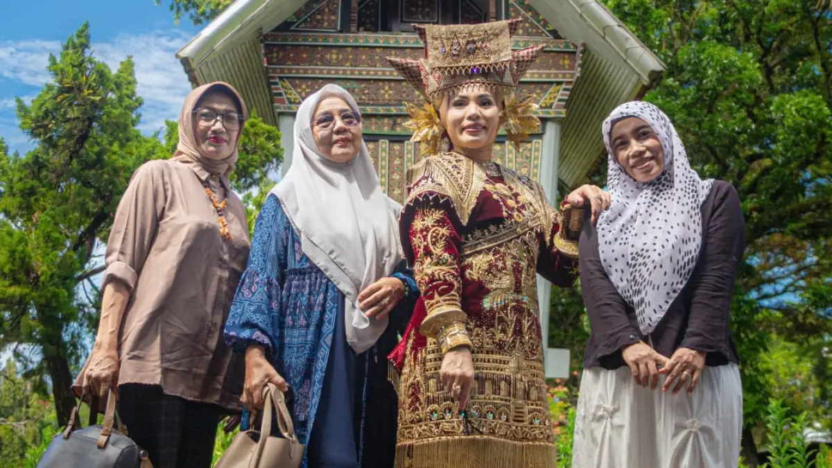Ketua IKWI Sumbar Erlina (dua kiri) bersama Ketua Panitia HUT ke-65 IKWI Sumbar Melda Riani, Bendahara IKWI Sumbar Putri, dan Wakil Bendahara IKWI Sumbar Mariati yang mengenakan busana adat Minangkabau. (Istimewa)