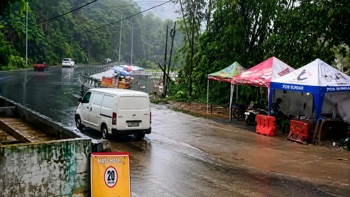 Luapan air menggenangi badan Jalan Padang-Bukittinggi di kawasan Silaing, Lembah Anai, Padangpanjang, usai hujan deras, Selasa (21/7/2026). (Foto: Satlantas Polres Padangpanjang)