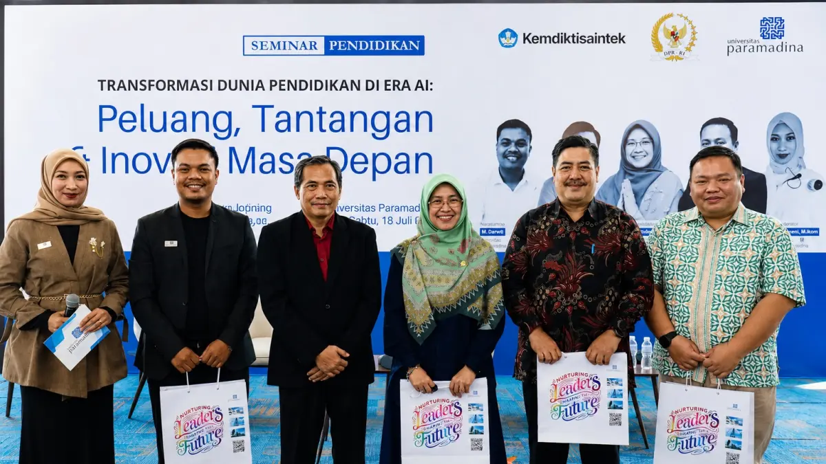 Narasumber seminar nasional berfoto bersama usai kegiatan yang digelar Universitas Paramadina bersama Komisi X DPR RI di Kampus Cipayung, Jakarta Timur, Sabtu (18/7/2026). Seminar membahas transformasi kurikulum pendidikan untuk menghadapi perkembangan kecerdasan buatan (Artificial Intelligence/AI).