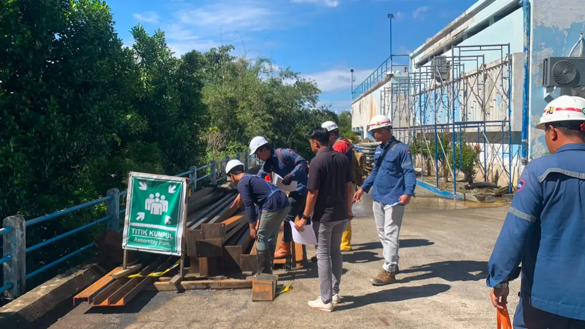 Pekerja PT Hutama Karya bersama Perumda Air Minum Kota Padang memulai pekerjaan rehabilitasi dan rekonstruksi dua unit accelerator Instalasi Pengolahan Air (IPA) Gunung Pangilun, Selasa (21/7/2026).