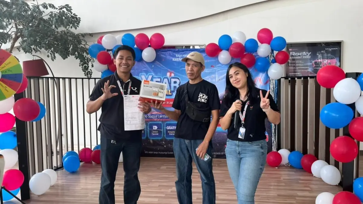 Pengunjung mengikuti rangkaian Kumpul Sahabat Serentak yang digelar Daihatsu di seluruh outlet Indonesia dengan menghadirkan promo kendaraan, layanan trade-in, dan berbagai aktivitas bagi pelanggan.