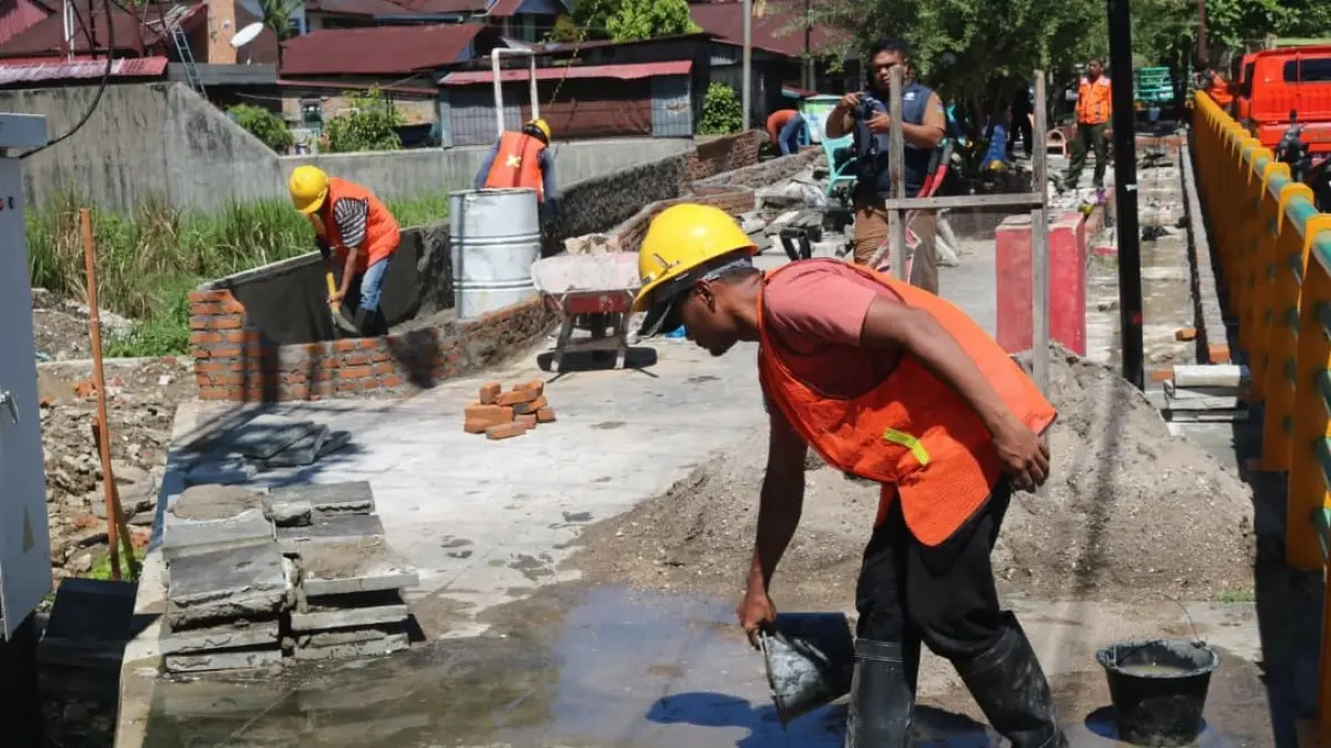 Petugas DLH Kota Padang membenahi jalur hijau dan memasang perangkap sampah permanen di kawasan Batang Arau menjelang HJK Padang ke-357.(Foto: Diskominfo)