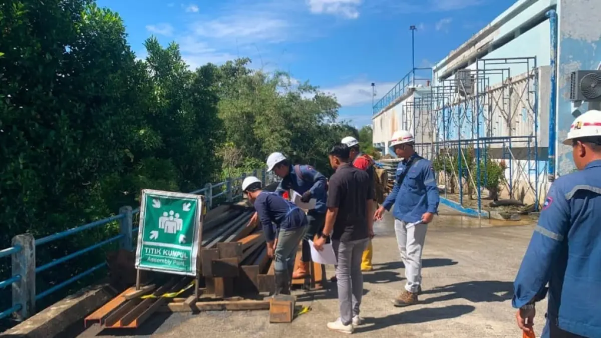 Petugas Perumda Air Minum Kota Padang melakukan perbaikan accelerator Instalasi Pengolahan Air (IPA) Gunung Pangilun untuk meningkatkan kualitas layanan air bersih.(Foto: Diskominfo)