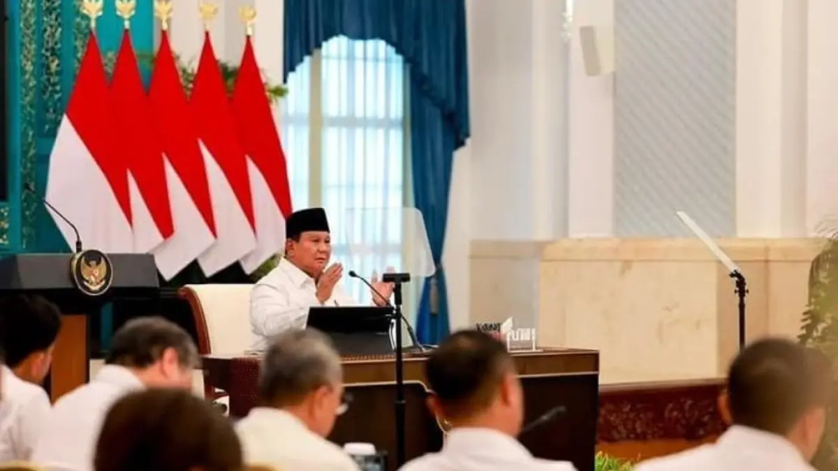 Presiden Prabowo Subianto menyampaikan apresiasi terhadap transformasi BUMN bersama Kepala BP BUMN dan COO Danantara Indonesia Dony Oskaria dalam Sidang Kabinet Paripurna di Istana Negara Jakarta.(Foto: Danantara)