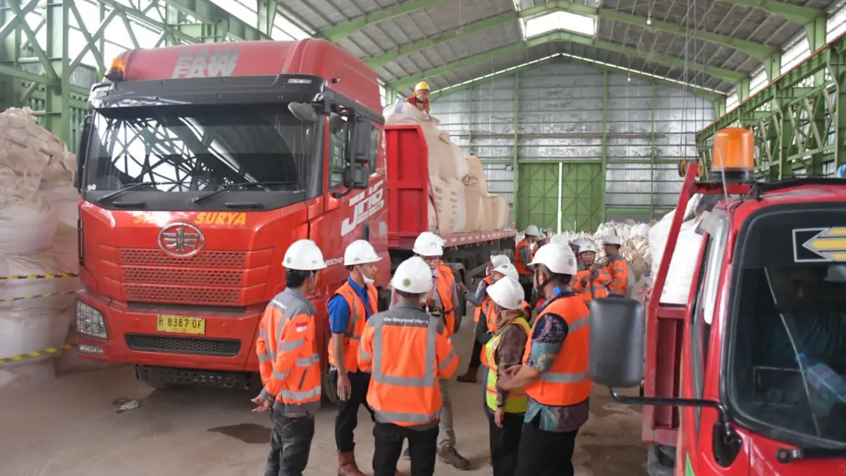 PT Semen Padang menjajaki perluasan bisnis nonsemen melalui pasokan binder clay dan filler untuk PT Pusri Palembang serta PT Petrokimia Gresik.