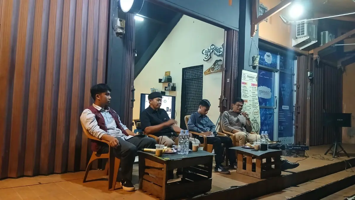 Puluhan pemuda dari berbagai organisasi, komunitas, asosiasi, dan mahasiswa mengikuti diskusi terbuka yang digelar Organisasi Sijunjung Muda Berkarya di Resto Pondok Kopi, Minggu (19/7). (DOK PEMKAB SIJUNJUNG) 