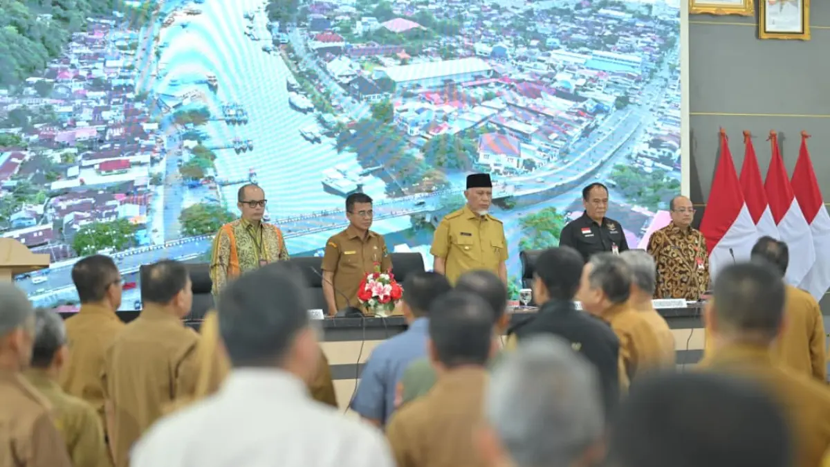 Rapat Monitoring dan Evaluasi Percepatan Rehabilitasi dan Rekonstruksi Pascabencana di Auditorium Gubernuran Sumbar, Selasa (21/7/2026).