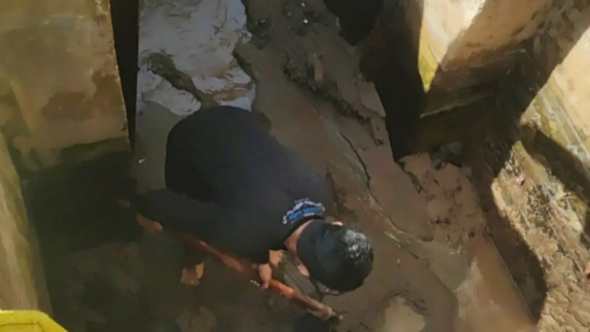 Seorang pekerja sedang membersihkan sedimen intake Palukahan beberapa waktu lalu. Rabu (22/7) malam giliran IPA Palukan yang dikuras untuk menjaga kualitas air yang akan didistribusikan kepada pelanggan. (DOKUMENTASI HUMAS PERUMDA AM PADANG)