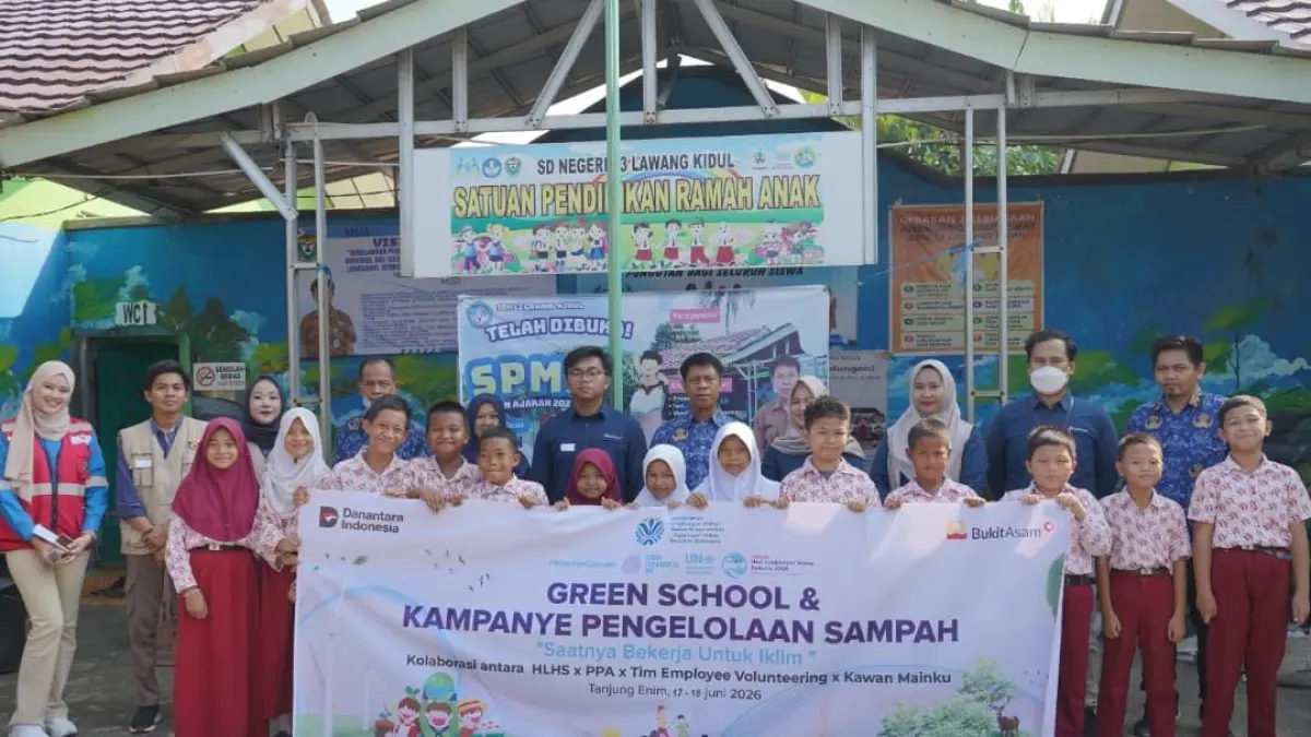 Siswa SD peserta program Green School PT Bukit Asam dengan edukasi lingkungan, penanaman pohon, dan pengelolaan sampah di Lawang Kidul.(Foto: Corcom)