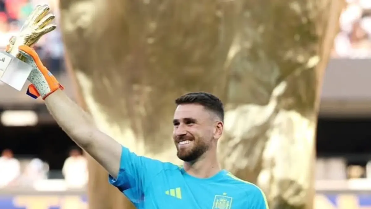 Unai Simon mengangkat trofi Sarung Tangan Emas usai membawa Spanyol juara Piala Dunia 2026 dengan rekor tujuh clean sheet.(Foto: Instagram @unaisimon.23)